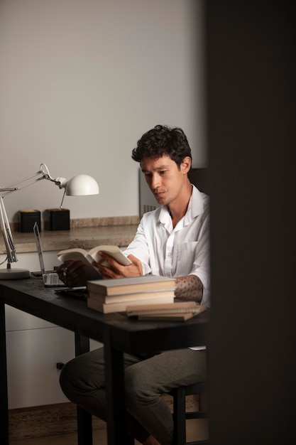 Photo homme plein coup assis au bureau