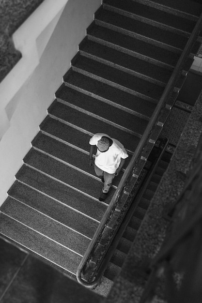 Homme plein coup dans les escaliers noir et blanc