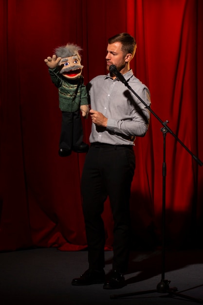 Homme plein coup étant ventriloque