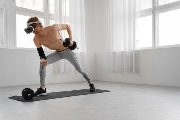 Homme plein coup faisant du fitness avec des lunettes vr