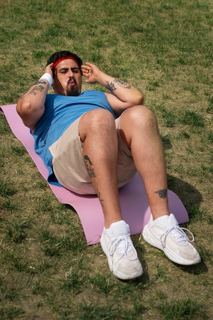 Photo homme plein coup faisant de l'exercice à l'extérieur