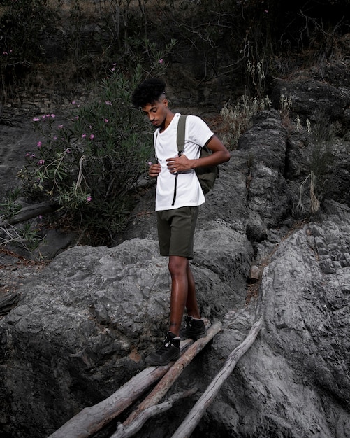 Photo homme plein coup marchant sur le journal