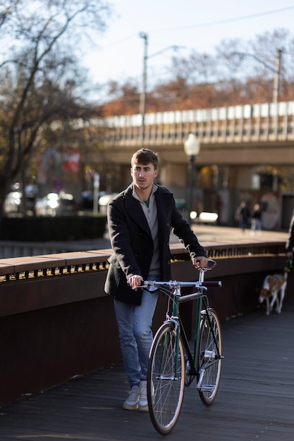 Homme Plein Coup Marchant à Vélo