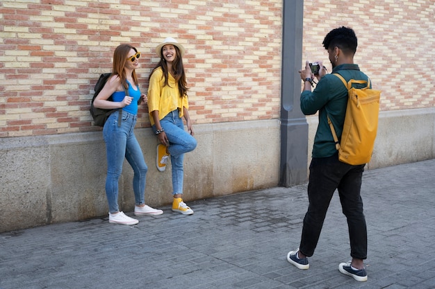 Photo homme plein coup prenant des photos de femmes