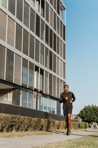 Photo homme plein coup qui court à l'extérieur