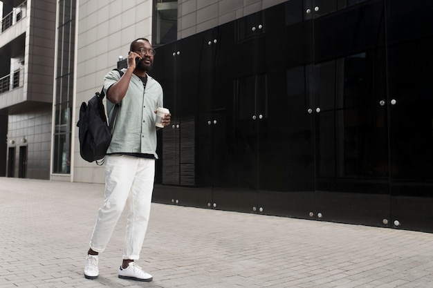 Photo homme plein coup avec une tasse de café