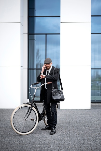 Photo homme plein coup vérifiant sa montre