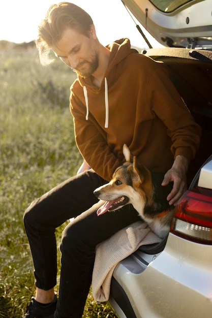 Photo homme plein de coups avec un chien mignon