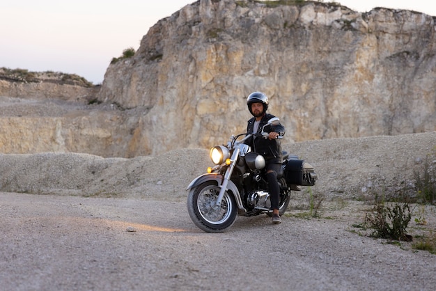 Photo homme plein plan sur une moto