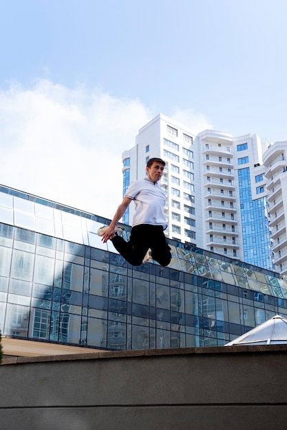 Photo homme en pleine forme faisant du parkour