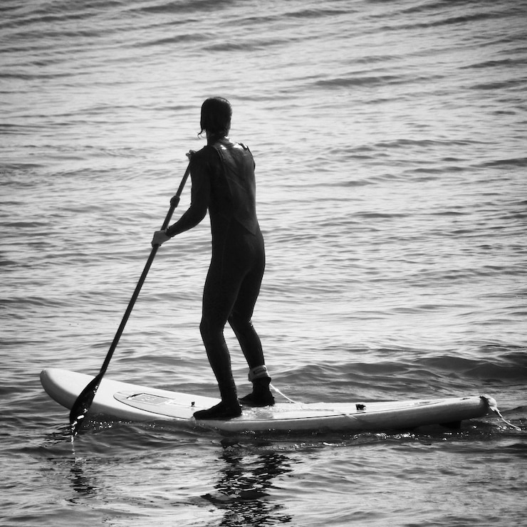 Photo un homme en pleine longueur faisant du paddleboard en mer