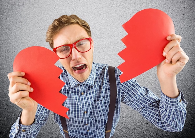 Homme pleurant tenant le coeur brisé