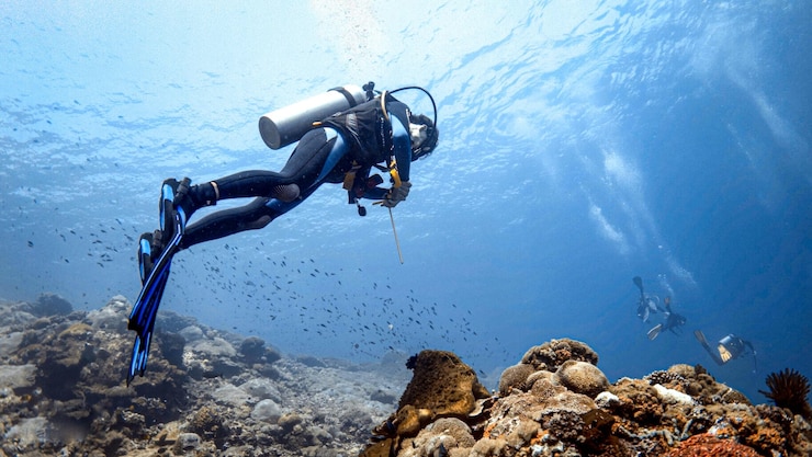Photo un homme plonge sous la mer.