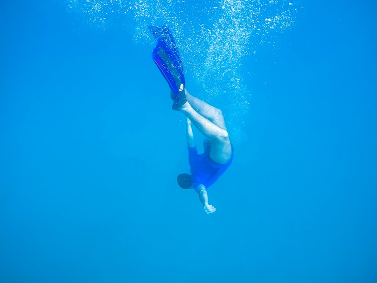 Photo un homme plongeant dans la mer