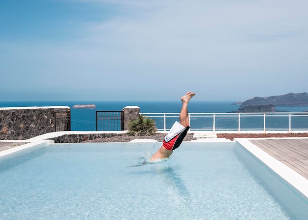 Homme plongeant dans une piscine