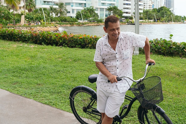 Homme plus âgé se reposant sur le vélo