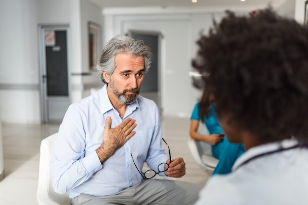 Homme plus âgé et son médecin parlant