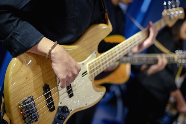 Homme plyaing guitare basse en fête