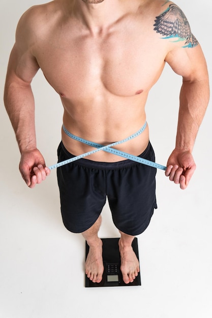 L'homme avec des poids santé réfléchit à la santé et aux sports sur un problème de fond blanc souffre attrayant