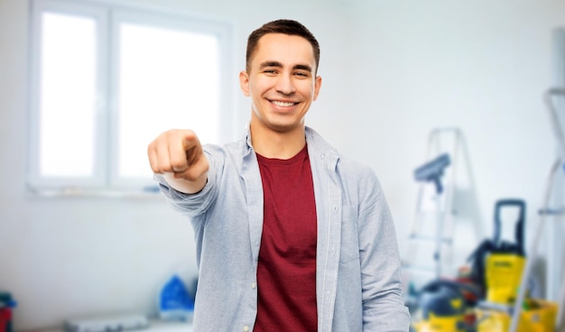 homme pointant vers vous sur le fond de la réparation de la maison