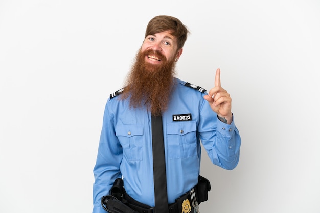 Homme de police rousse isolé sur fond blanc montrant et levant un doigt en signe du meilleur