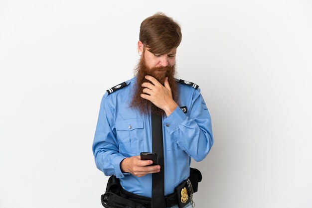 Homme de police rousse isolé sur fond blanc pensant et envoyant un message