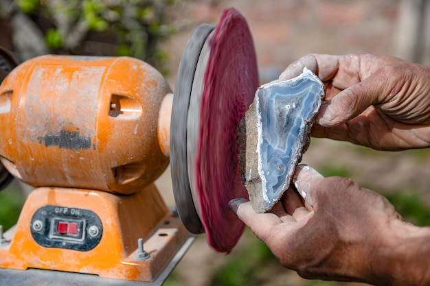 Homme polissant Condor Agate avec centre de quartz