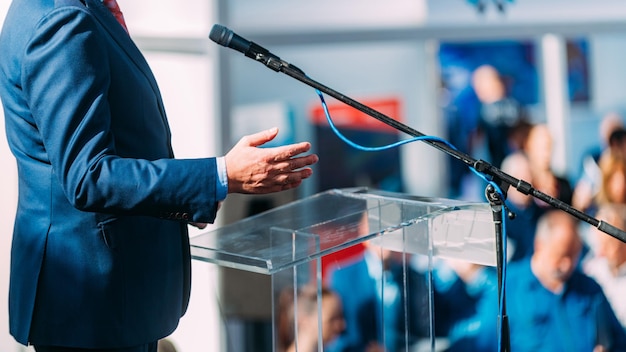 Photo homme politique pendant la campagne électorale