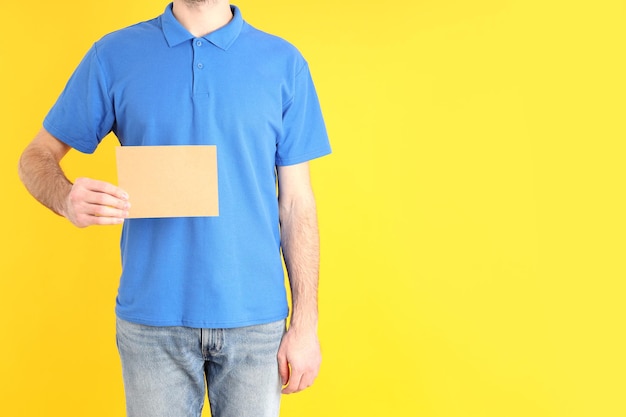 Homme en polo bleu blanc sur fond jaune