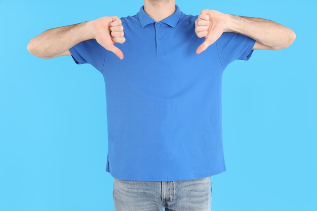 Homme En Polo Bleu Vierge Sur Fond Bleu