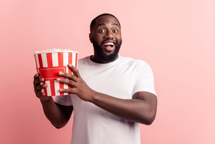 Un homme avec des pop-corn s'amuse à se divertir