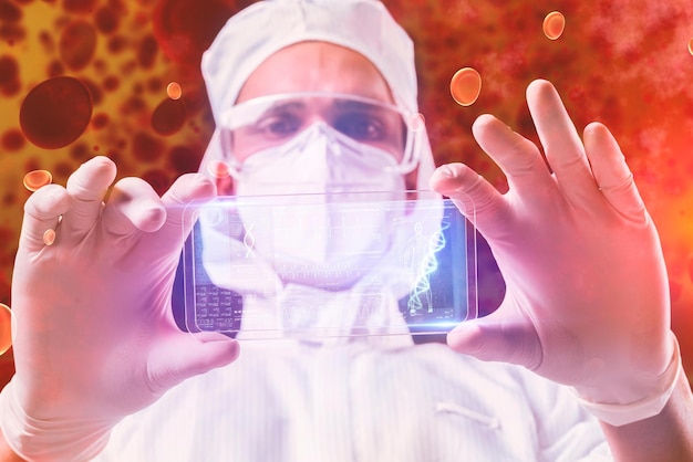 Un homme portant une blouse de laboratoire et un masque tient un téléphone avec un code ADN dessus.