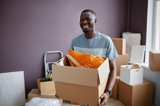 Homme portant des boîtes dans une nouvelle maison