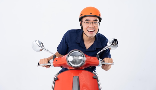 un homme portant un casque et conduisant une moto