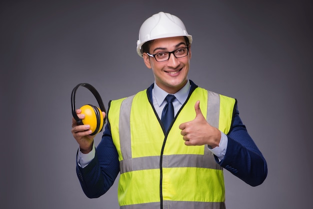 Homme portant un casque et un gilet de construction