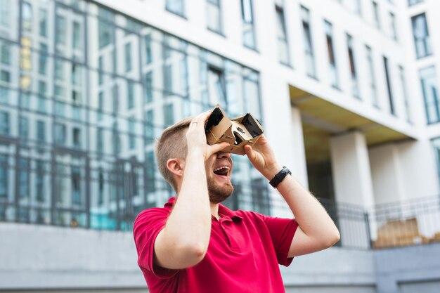 Photo un homme portant un casque de réalité virtuelle alors qu'il se tient à l'extérieur
