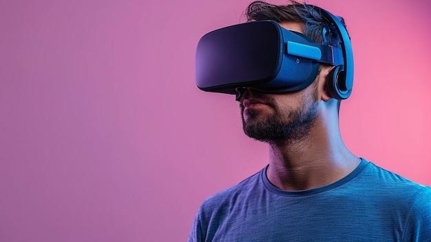 Un homme portant un casque de réalité virtuelle regarde un fond violet