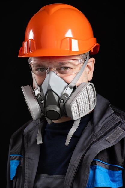 Un homme portant un casque respiratoire et des lunettes sur fond noir