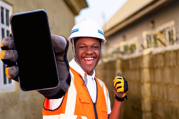 Un homme portant un casque et tenant un téléphone portable