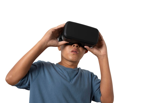 Homme portant un casque VR isolé sur fond blanc Lunettes de réalité virtuelle