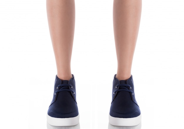 Photo homme portant des chaussures de mode bleu permanent avec vue de face, isolé sur blanc