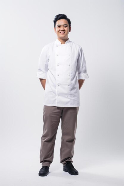 un homme portant une chemise blanche qui dit chef