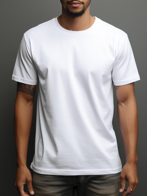 Un homme portant une chemise blanche qui dit « t-shirt ».