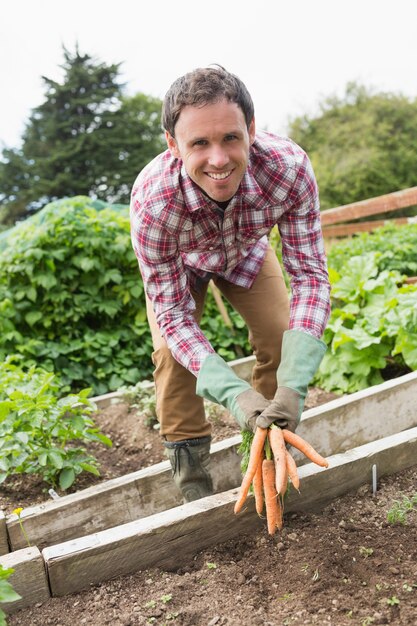 Homme portant une chemise à carreaux présentant des carottes