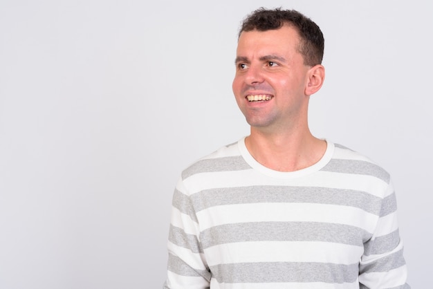 homme portant une chemise à manches longues sur blanc