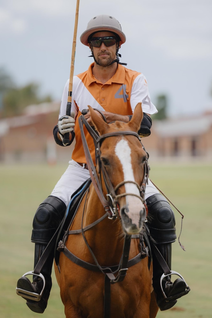 Photo un homme portant une chemise orange avec le numéro 1 dessus