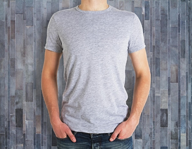Un homme portant une chemise propre sur un fond en bois
