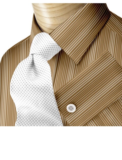 un homme portant une chemise qui a un bouton dessus
