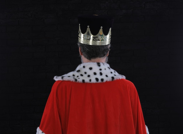 Photo un homme portant une couronne avec le mot roi dessus