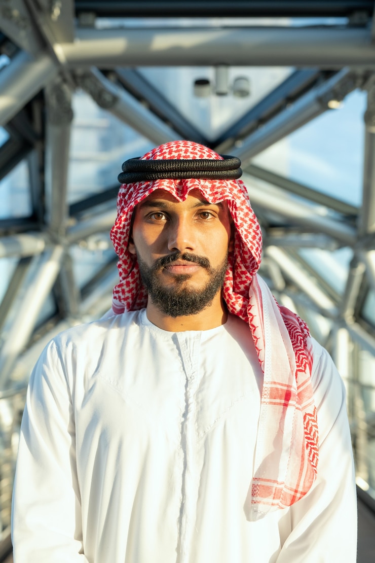 Photo un homme portant un foulard rouge et des vêtements nationaux blancs
